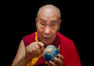 Vysoce aktuální pohled na svět očima dalajlámy nabídne v kinech film Moudrost štěstí,  který představuje trailer