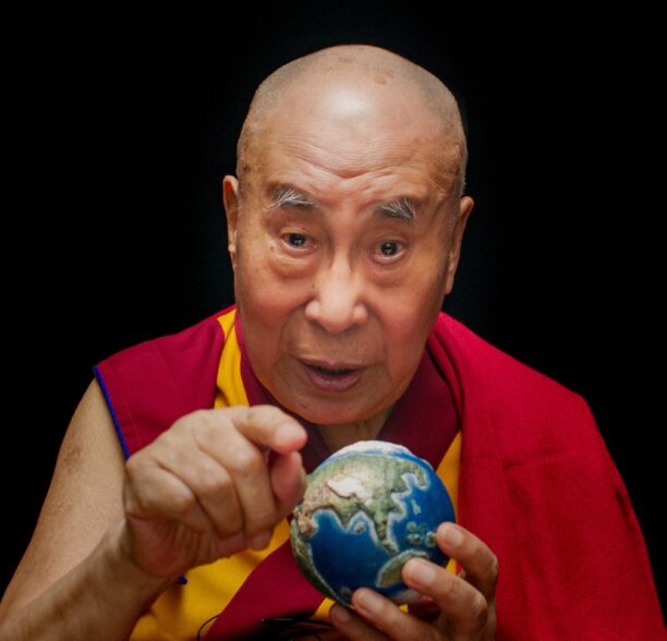 Vysoce aktuální pohled na svět očima dalajlámy nabídne v kinech film Moudrost štěstí,  který představuje trailer